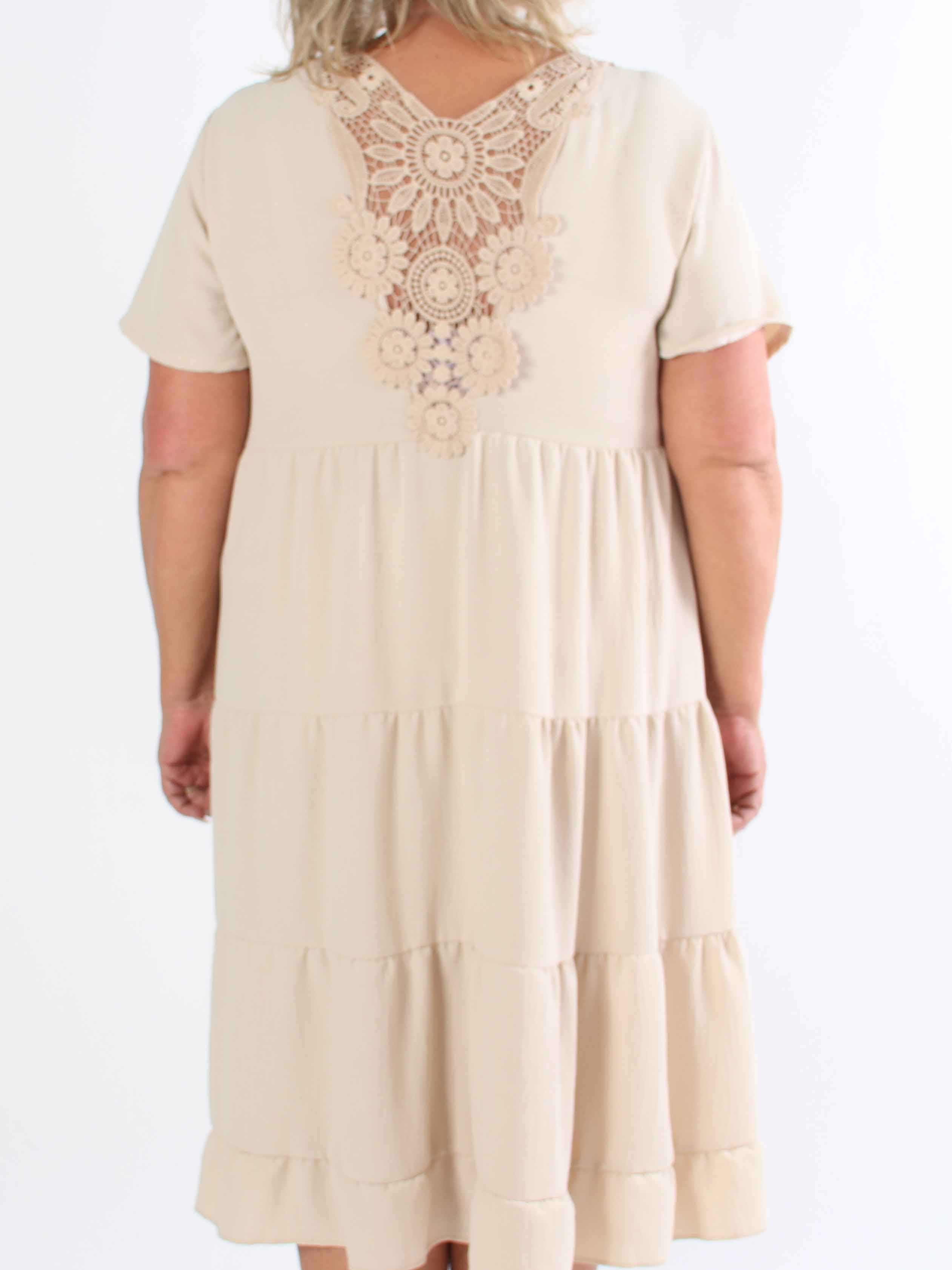 Shayna - Plus size kjole i viskose med broderet detaljer på ryggen